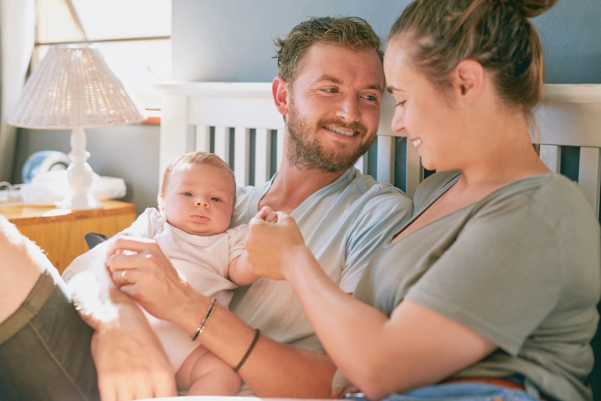 Eltern auf dem Bett mit ihrem Baby