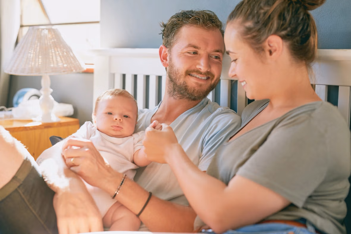 Eltern auf dem Bett mit ihrem Baby