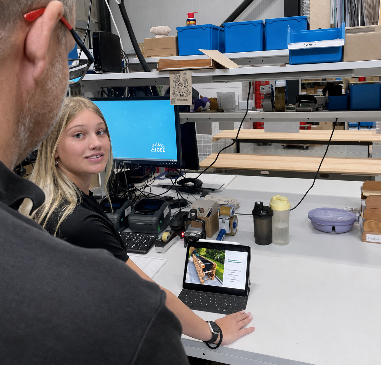 Björn betreut Lönna bei ihrem Projekt