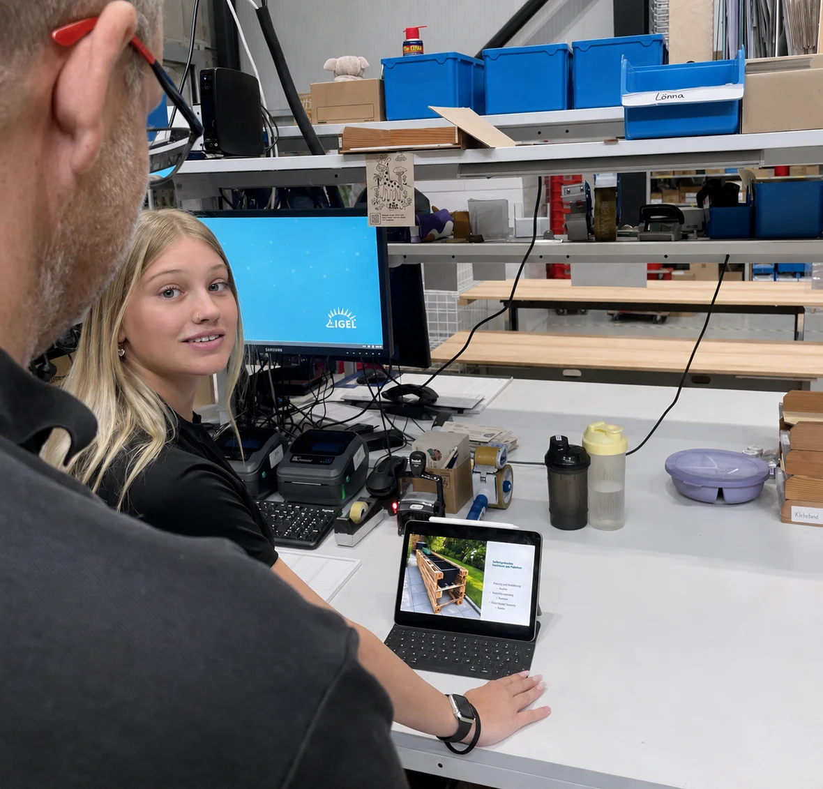 Björn betreut Lönna bei ihrem Projekt