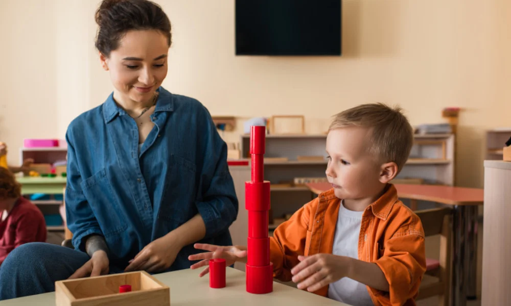 Klndergartenkind gewinnt Vertrauen zur Kindergärtnerin