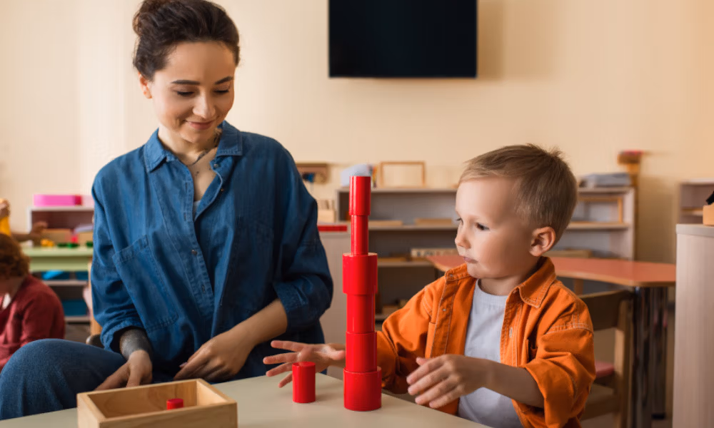Klndergartenkind gewinnt Vertrauen zur Kindergärtnerin