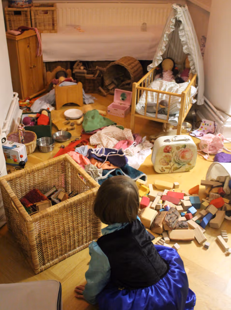Chaotisches, unaufgeräumtes Kinderzimmer