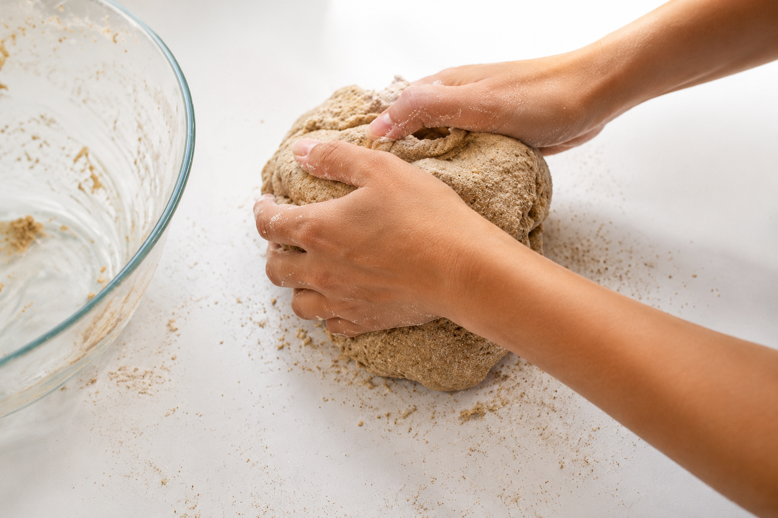 Sauerteig wird mit den Händen geknetet.
