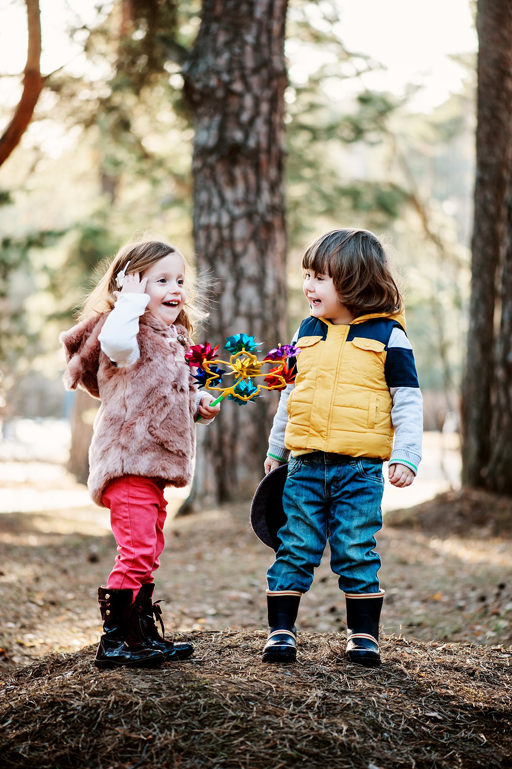 Mädchen und Junge verstehen sich gut und freuen sich