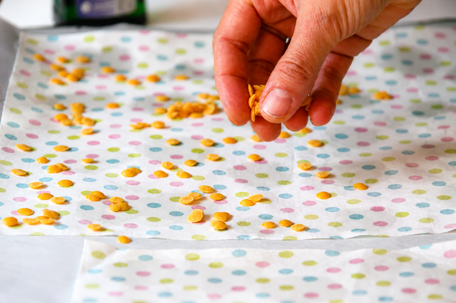 Bienenwachs auf dem Tuch verteilen
