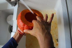 Fertigen Kürbis auswaschen