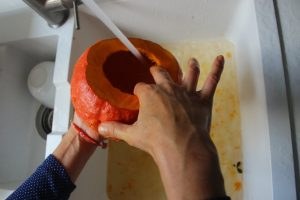 Fertigen Kürbis auswaschen
