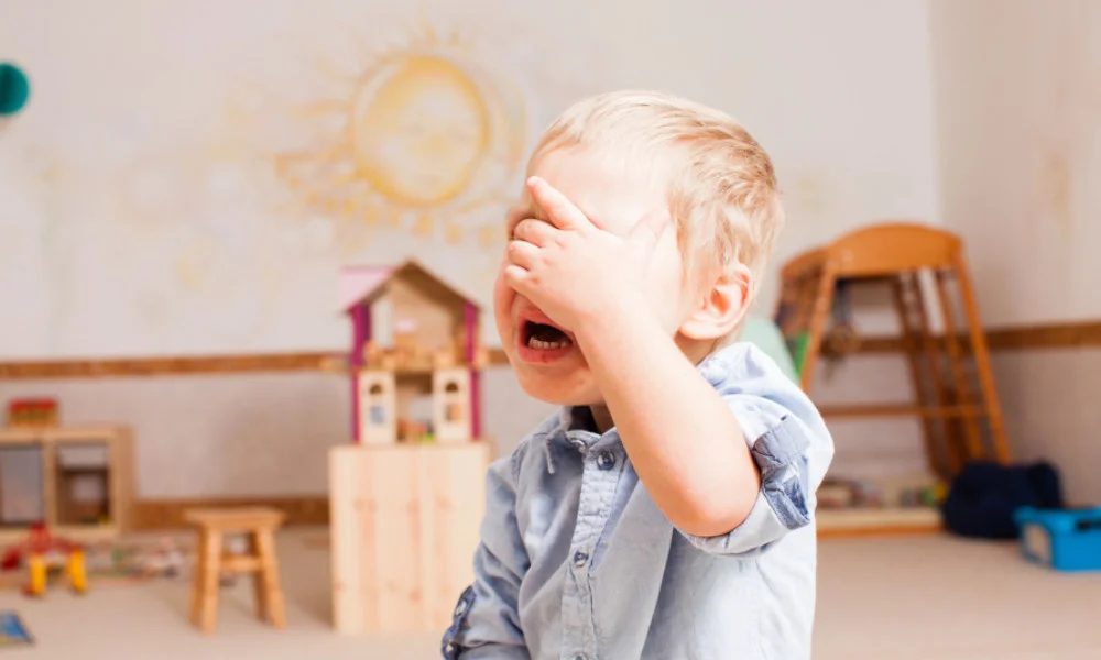 Kind weint im Kindergarten