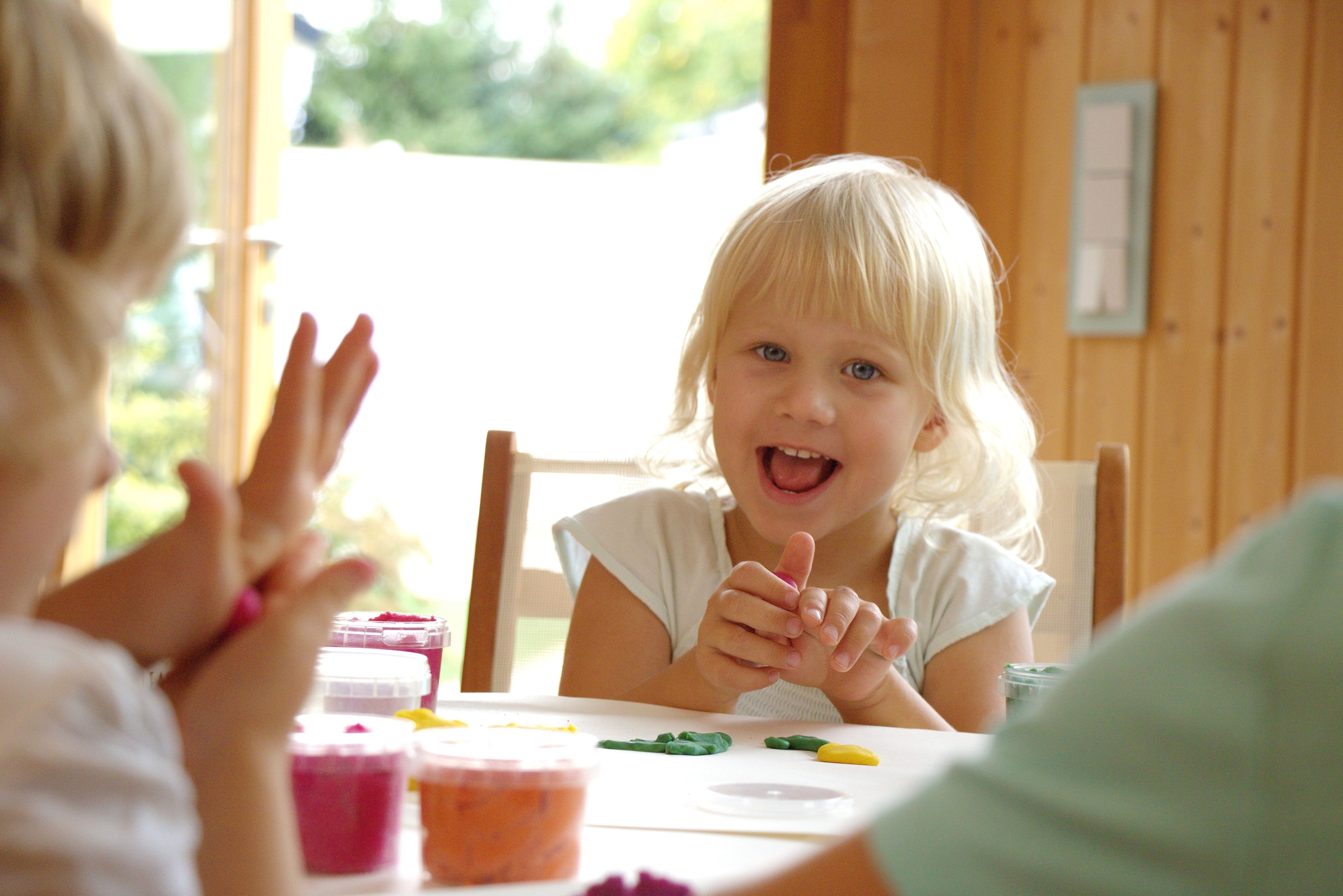 Kind knetet glücklich 