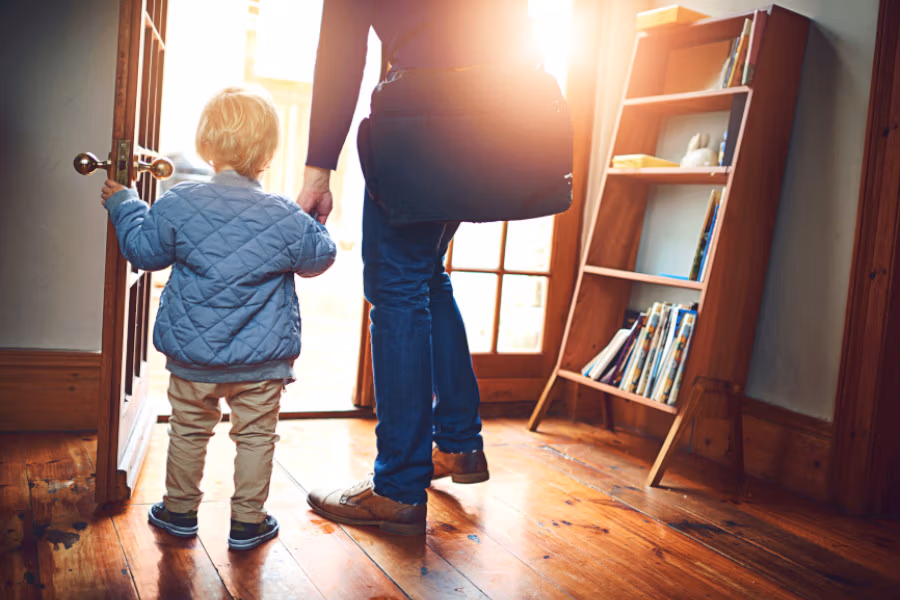 Vater und Kind auf dem Weg zum Kindergarten