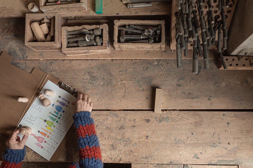 In einer Werkstatt wird Holzspielzeug hergestellt