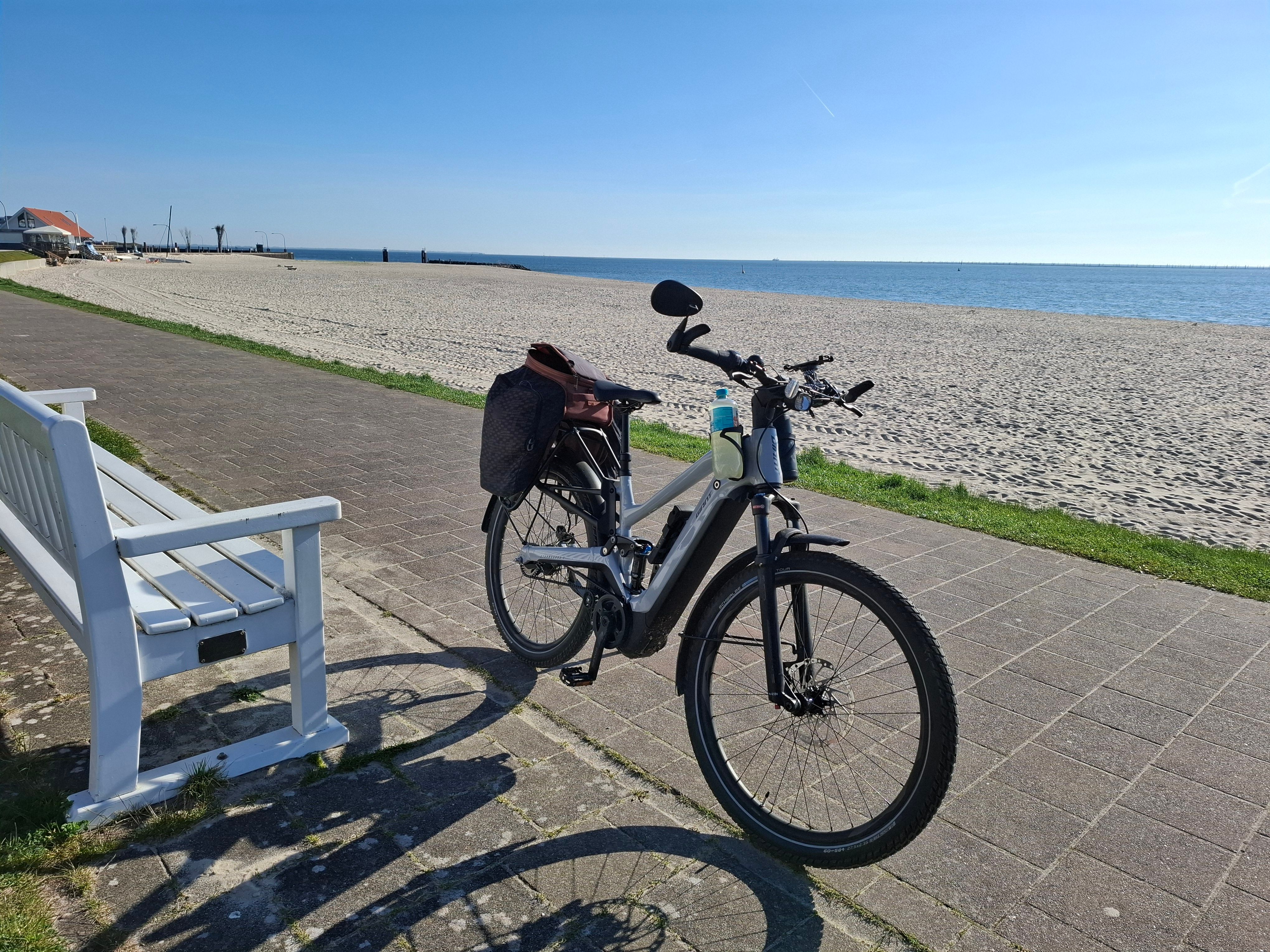 Saschas Fahrrad vor einem Haus