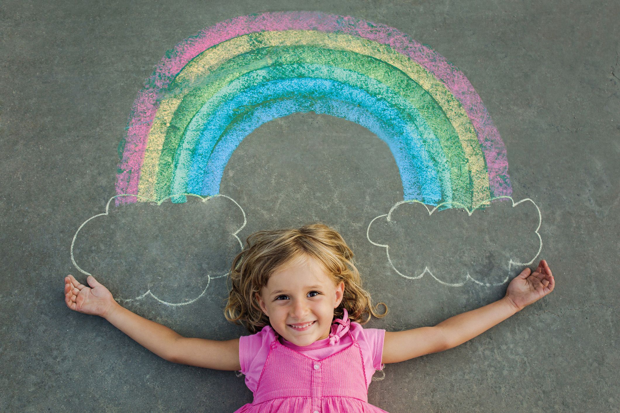 Mädchen malt mit Kreide auf der Straße