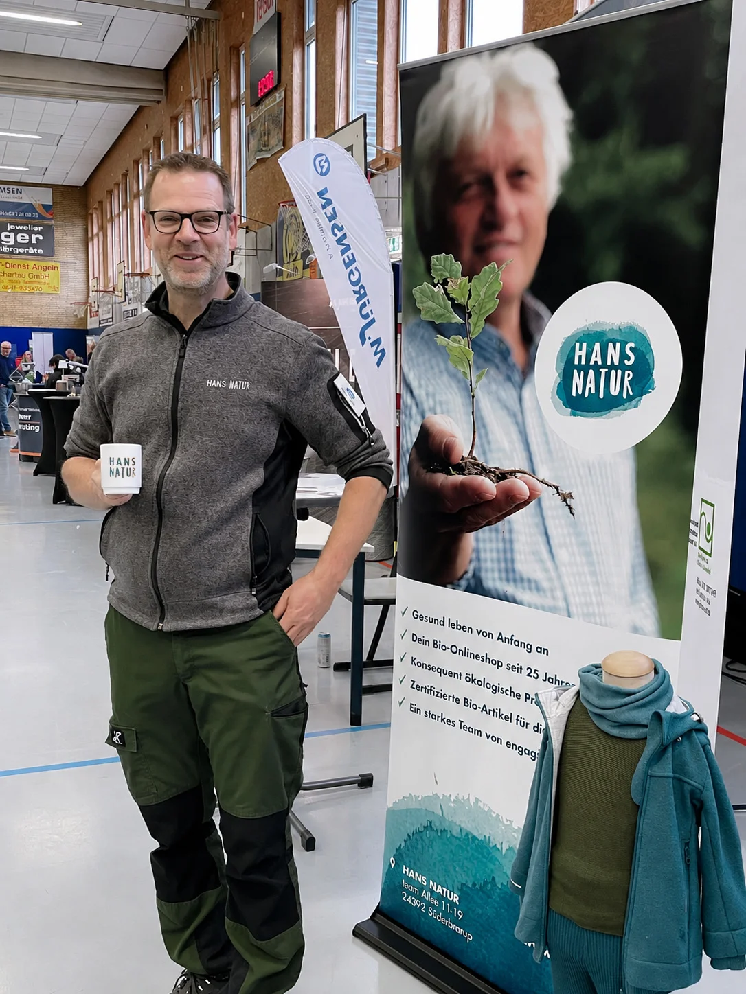 Björn auf der Azubi Messe mit Kaffee
