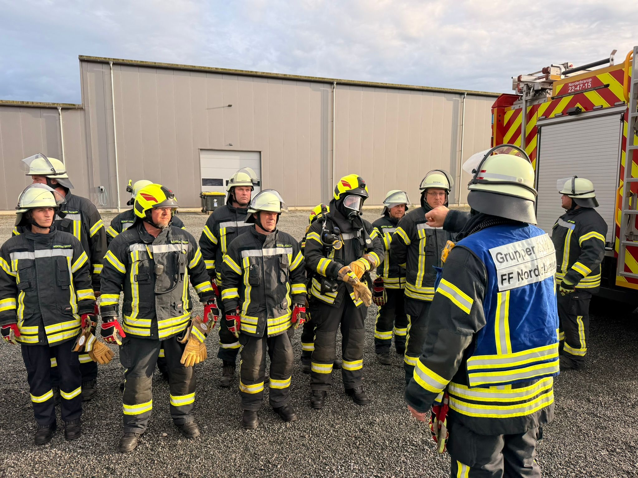 Feuerwehr bei der Übung auf dem Parkplatz von HANS NATUR