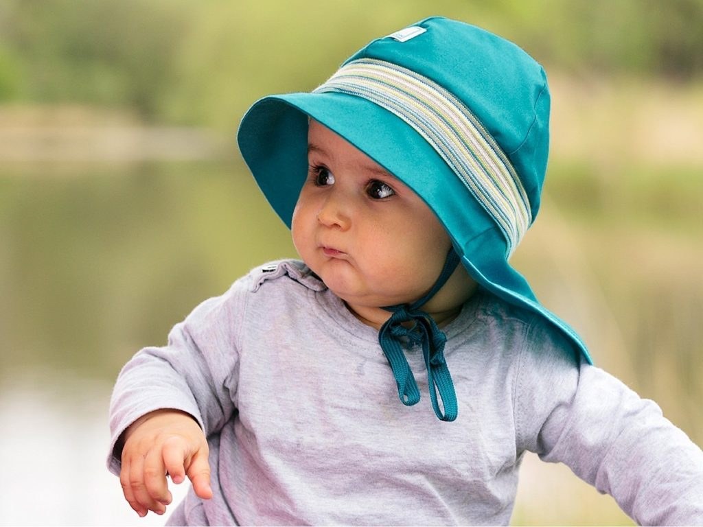 Kleinkind mit türkiser Legionärsmütze von Pickapooh