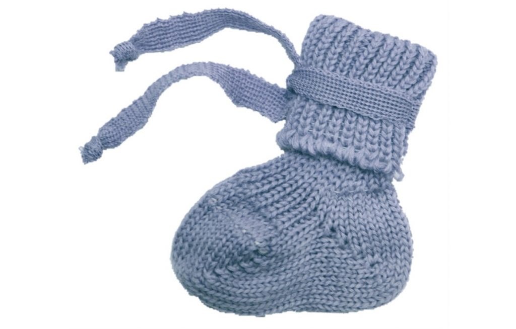 Kleine gestrickte Babyschuhe aus Wolle