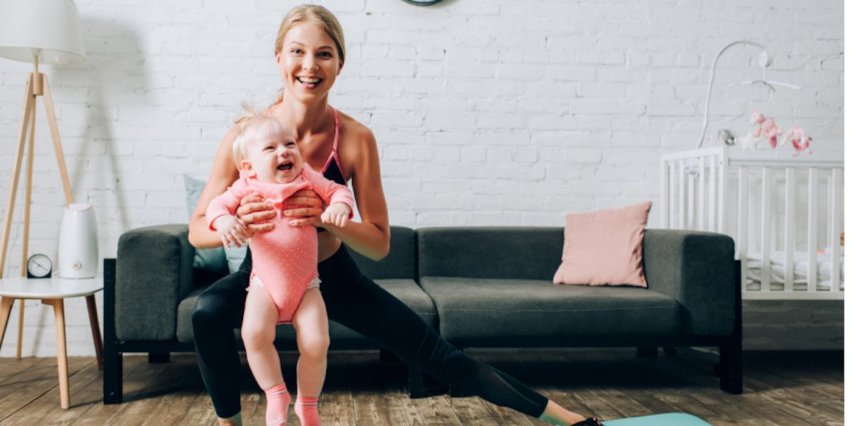 Junge Mutter macht Sport mit ihrem Baby.