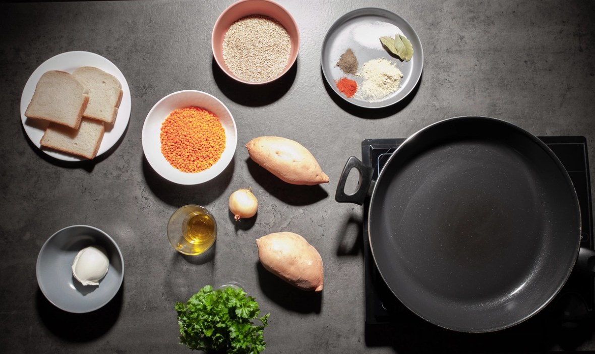 Zutaten auf dem Tisch ausgebreitet