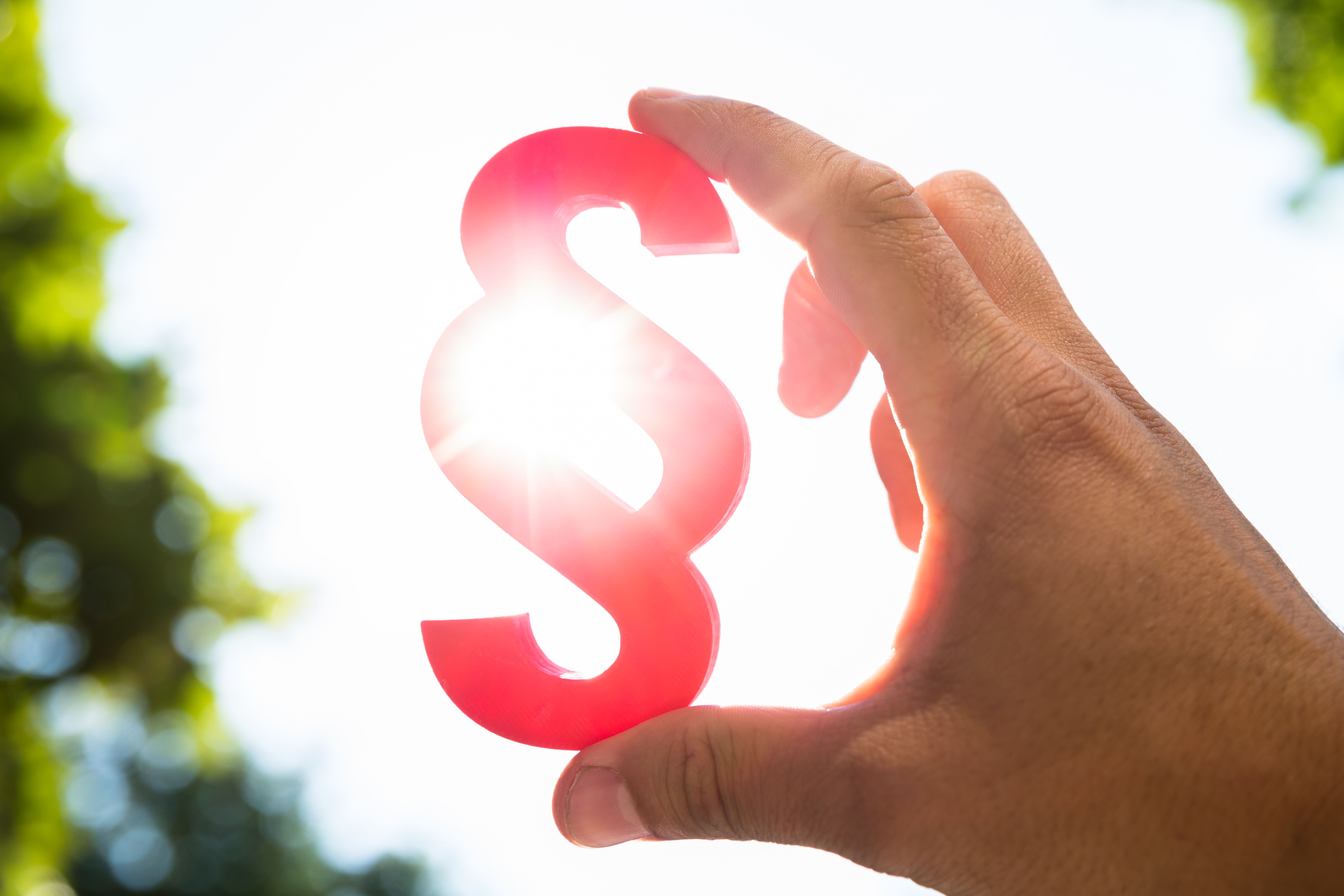 Nahaufnahme der Hand einer Person mit rotem Absatzsymbol