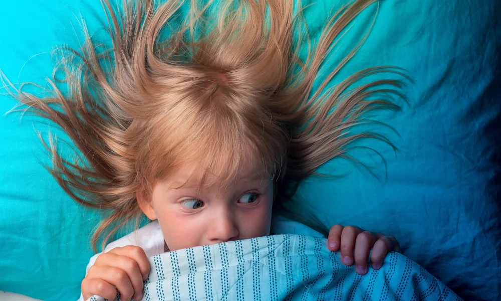 Kind hat Angst beim Zubettgehen.