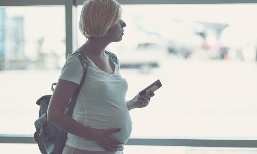 Schwangere Frau am Flughafen