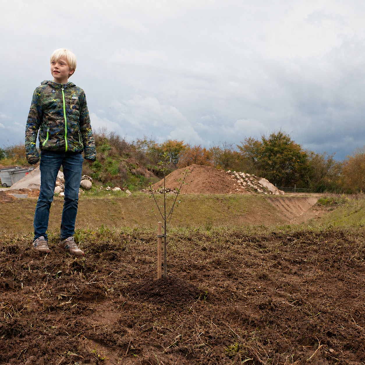 2019 Junge steht im Obstgarten 