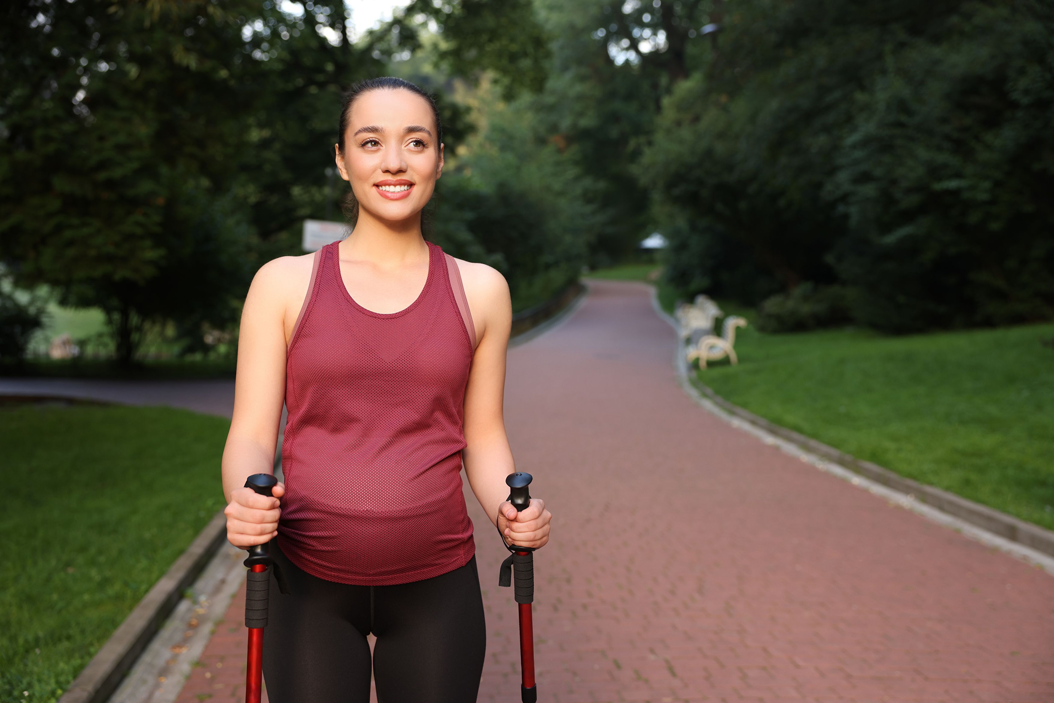Eine Frau ist glücklich beim Sport