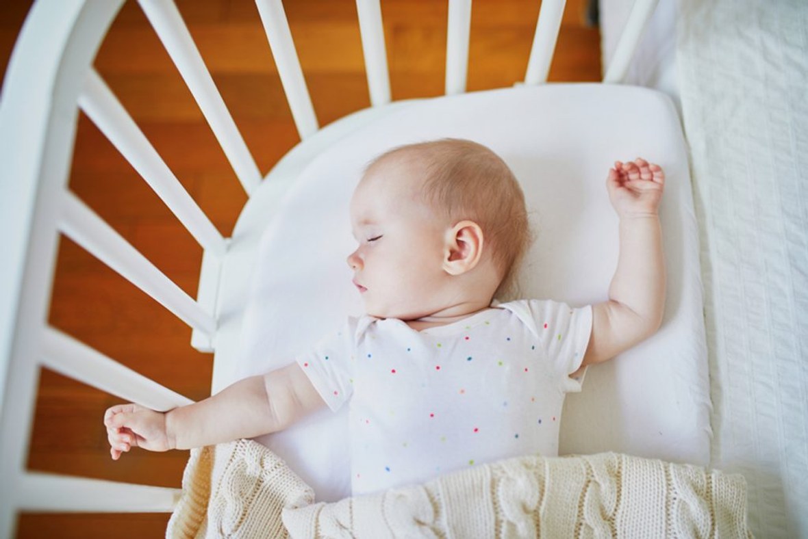 Schlafendes Baby im Beistellbett