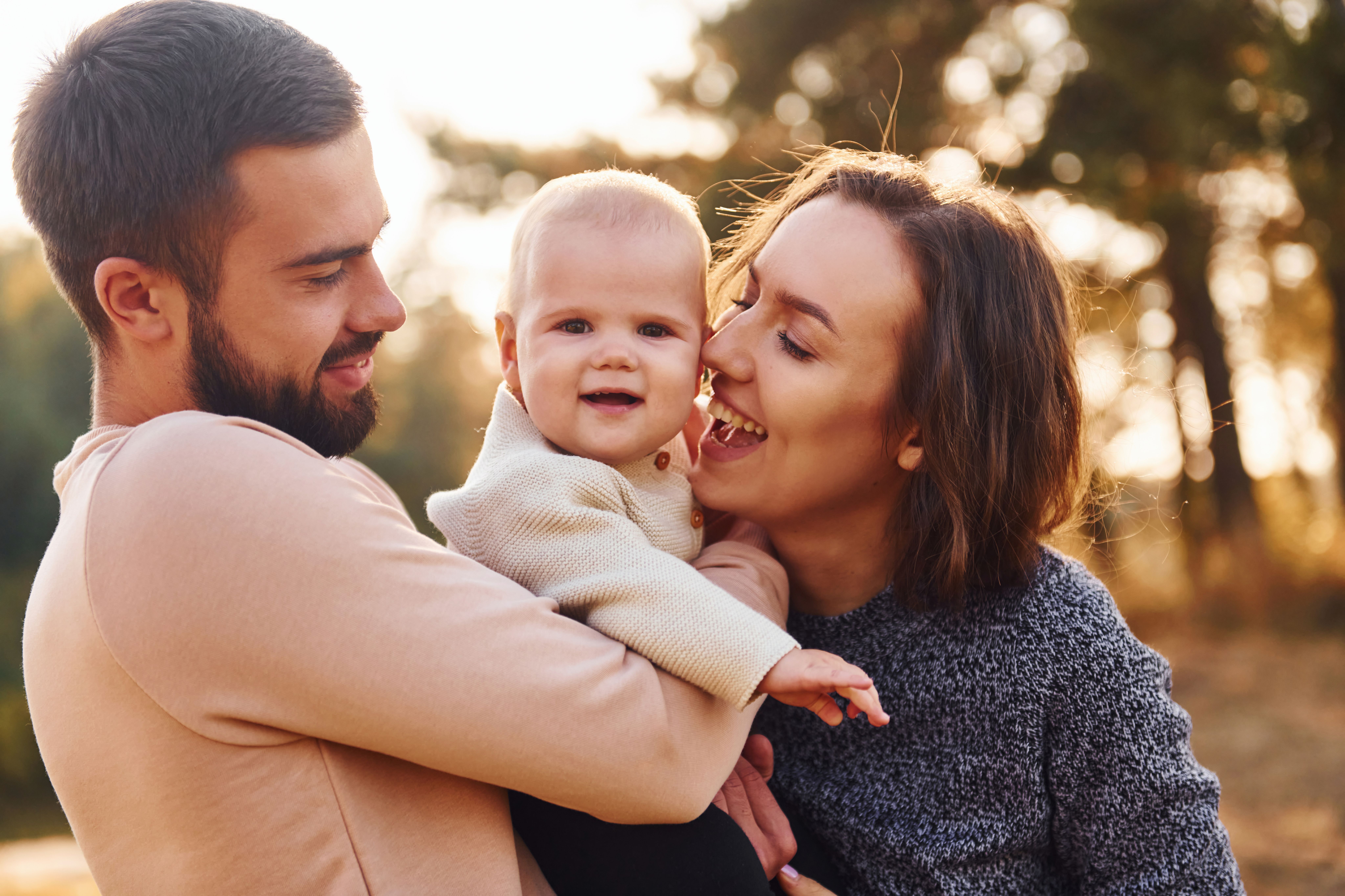 Familie hat in der Natur Spaß - Sonnenuntergang 