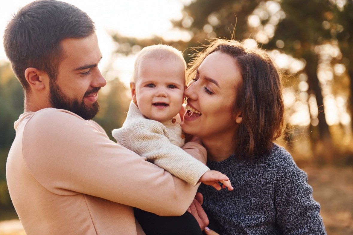 Familie hat in der Natur Spaß - Sonnenuntergang