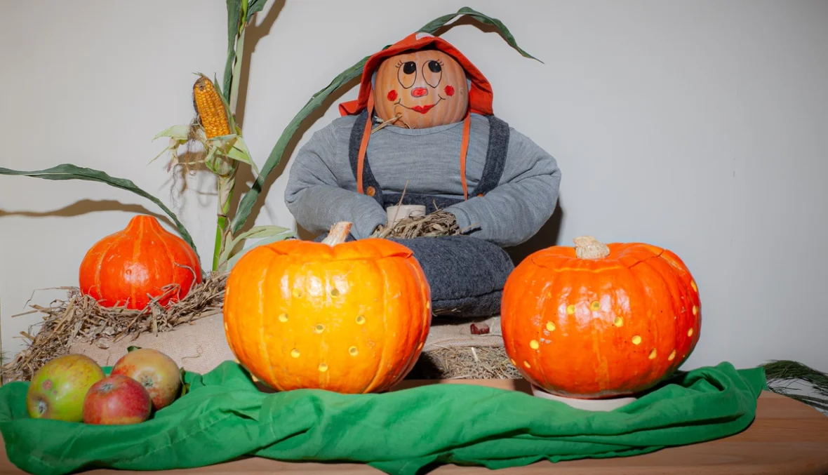 Gemütliches Bauernhof-Feeling mit durchbohrten Kürbissen und etwas Stroh.