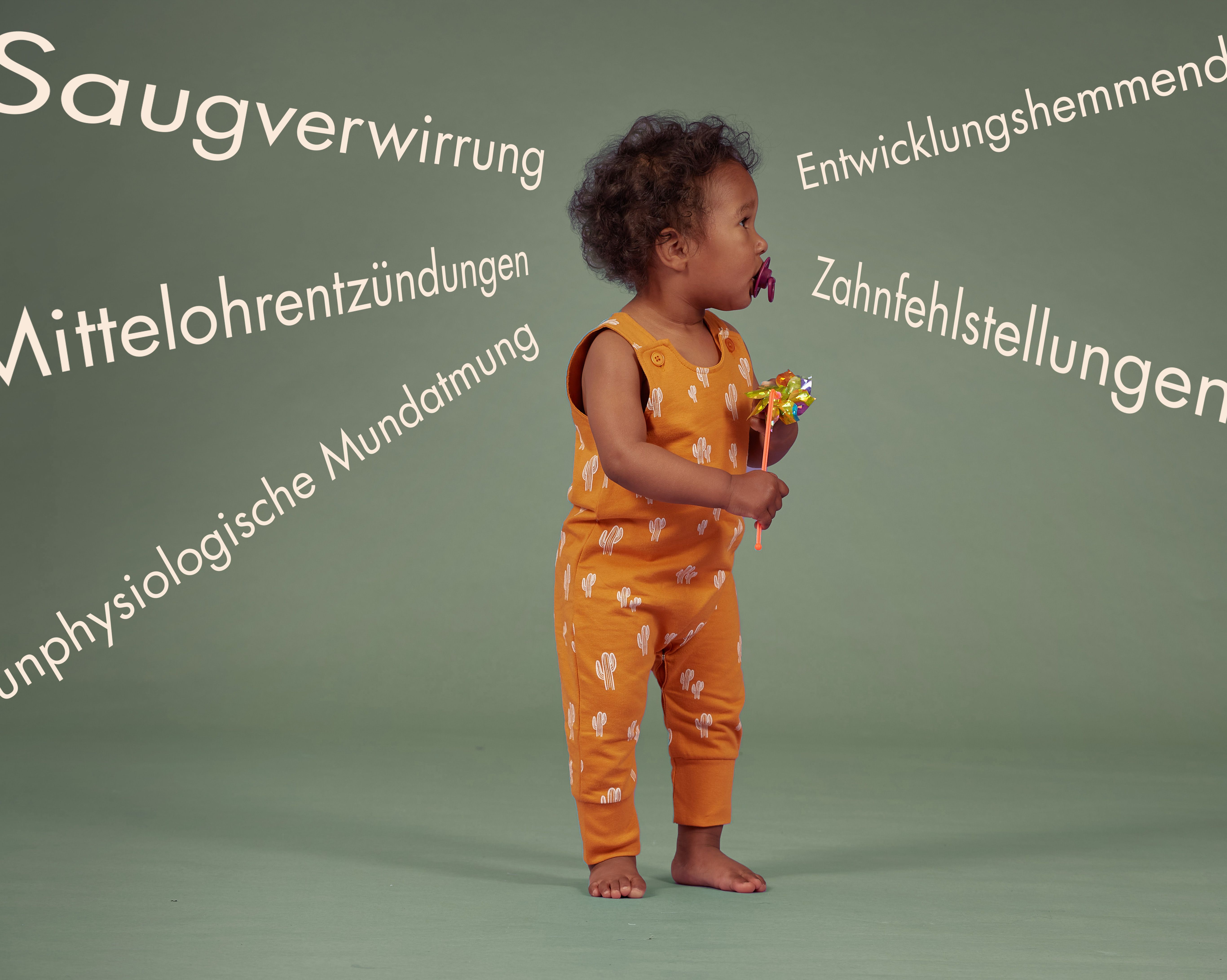 Begriffe wie "Saugverwirrung" fliegen zahlreich um den Kopf eines Kindes herum. Das Bild vermittelt eine düstere Stimmung.