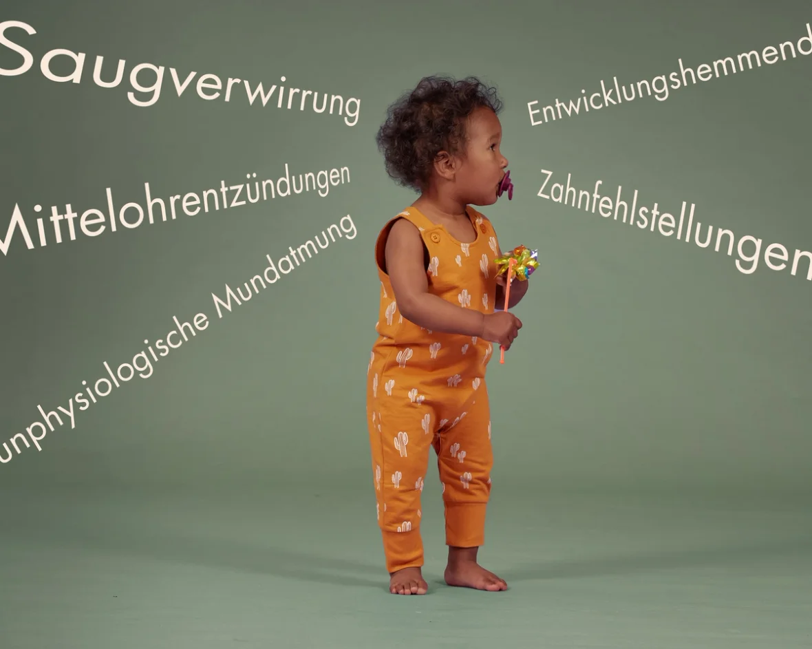 Begriffe wie "Saugverwirrung" fliegen zahlreich um den Kopf eines Kindes herum. Das Bild vermittelt eine düstere Stimmung.