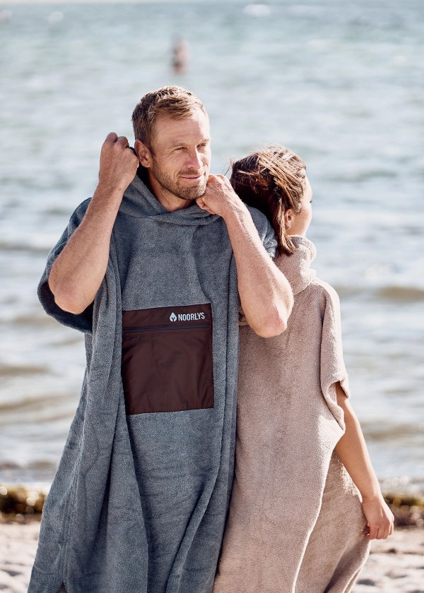 Noorlys klassische Surf Ponchos ergeben den perfekten Mix aus Tragekomfort und Style