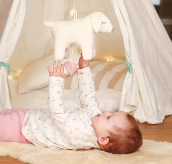 Baby spielt mit Kuscheltier Schaf von SENGER