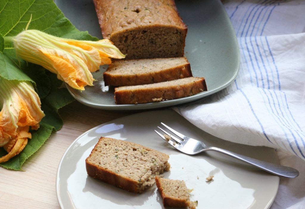 Zucchinikuchen auf Kuchenteller