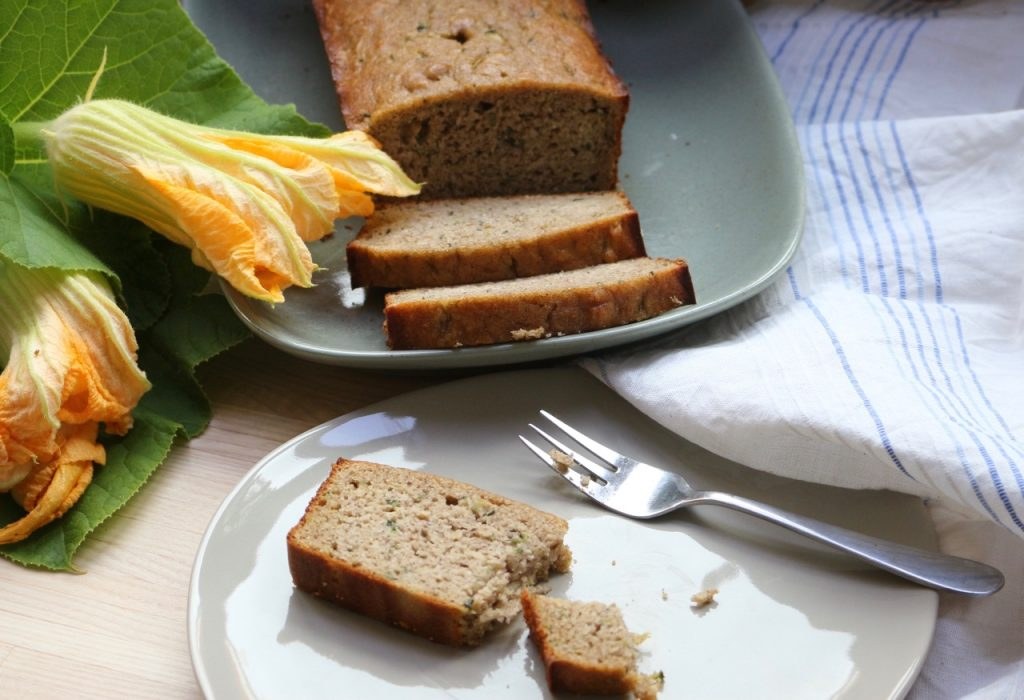 Zucchinikuchen auf Kuchenteller