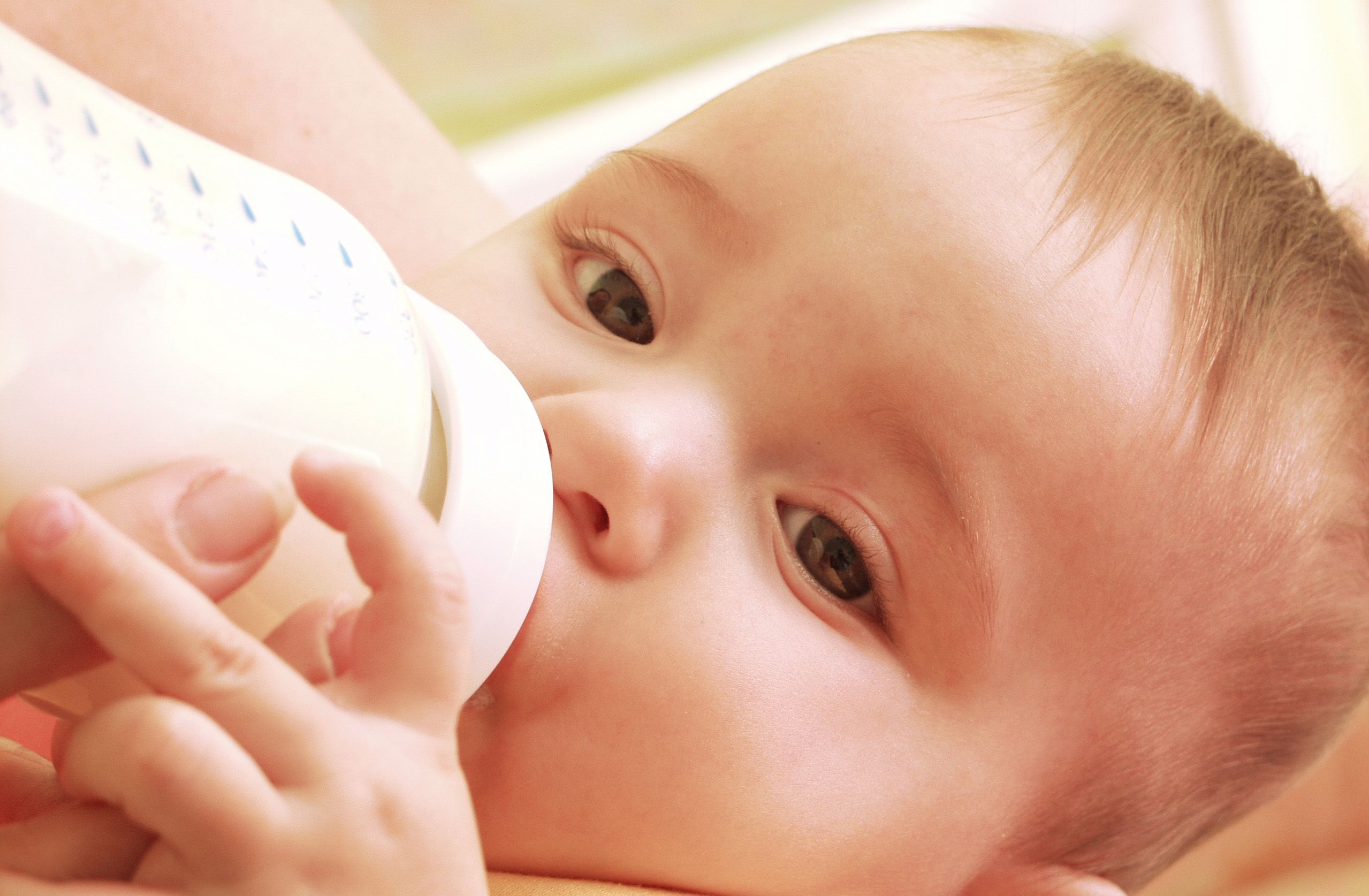 Begriffe wie "Saugverwirrung" fliegen zahlreich um den Kopf eines Kindes herum. Das Bild vermittelt eine düstere Stimmung.