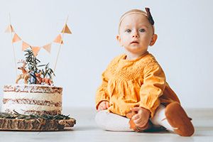 Geschenke zum 1.Geburtstag - Baby posiert mit Geburtstagstorte