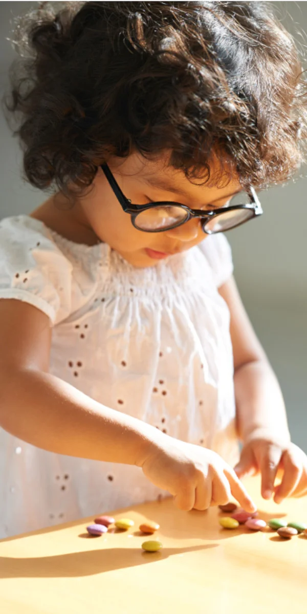 Kleines Mädchen lernt zählen