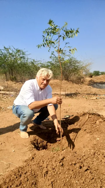 Herr Hans pflanzt einen Baum